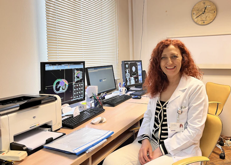 Medikal Fizik Uzmanı Aytül Kanat ofisinde