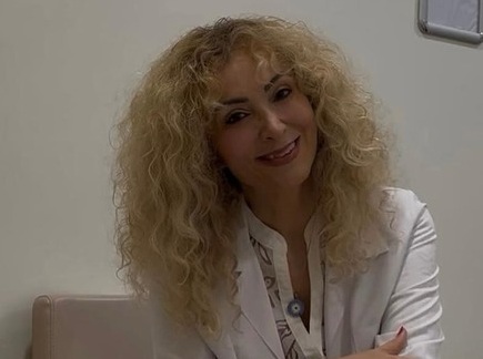 Dr. Elif Öztürk ofisinde