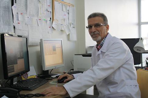 Uzman Emin Karcı ofisinde