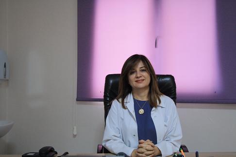 Dr. Fatma Akdoğan ofisinde