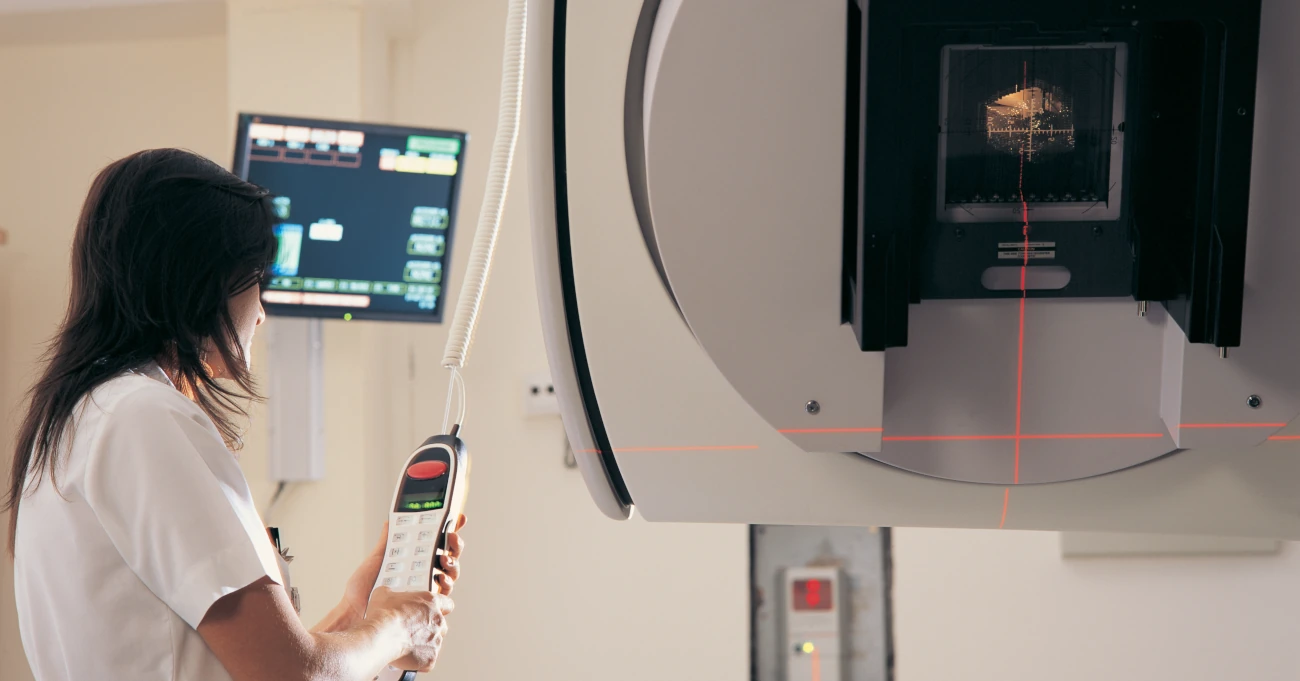 Lineer hızlandırıcıyla radyasyon tedavisi yapan bir operatör