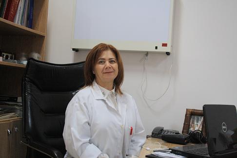 Dr. Nilüfer Karabey ofisinde